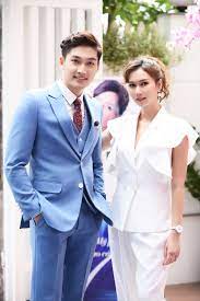 Đình tú vừa kết thúc vai trong hướng dương ngược nắng còn hương giang cũng vừa hoàn thành vai tuyết trong mùa hoa tìm lại. Ä'inh Tu Ghet Thi Yeu Thoi CÆ°á»i Ráº¡ng Rá»¡ Khi Xuáº¥t Hiá»‡n Ben Vá»£ PhÆ°Æ¡ng Anh Va NgÆ°á»i Yeu