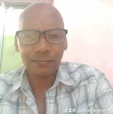 EL MUNICIPIO DE NUEVA HELVECIA ARMA EL ÁRBOL DE NAVIDAD EN LA PLAZA DE LOS  FUNDADORES En la jornada de este lunes 8 de diciembre, el Municipio de  Nueva Helvecia instaló y