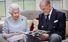 Príncipe philip e eu ficamos profundamente entristecidos pelos eventos terríveis na nova escócia, e enviamos nossas. Rainha Elizabeth E Principe Philip Em Nova Foto Para Celebrar 73 Anos De Casados Quem Quem News