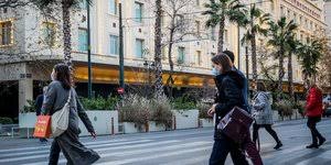 Νέα μέτρα για τον κορονοϊό προανήγγειλε ο πρωθυπουργός κατά την τακτική σύσκεψη που πραγματοποιήθηκε σήμερα, παρασκευή στο μέγαρο μαξίμου για την εξέλιξη του ιού. Korwnoios Se Isxy Apo Shmera Ta Nea Metra Se Attikh Kai 8essalonikh Oles Oi Allages Gia Agora Sxoleia Metakinhseis Ellada Iefimerida Gr
