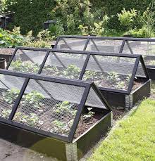 1001 Idees Diy Pour Fabriquer Une Jardiniere Ou Potager En Palette Serre Jardin Potager Palettes Jardin Sureleve