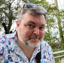 In the Japanese city of Nara, near the National Museum, an inexplicable  phenomenon takes place ... for an hour, the deer meet every summer evening.