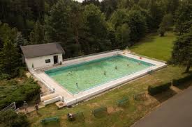 Stezka, otevřená teprve před několika lety, je dlouhá sice jen 2,4 kilometru, i tak se na ni vešlo ale hned 7 zastavení.ta seznamují s živočichy a rostlinami, kteří našli svůj domov na rybníce. Koupaliste Jetrichovice Hotel Bellevue Jetrichovice Firmy Cz