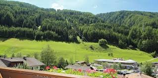 Steinhaus im ahrntal ist eine idyllische feriengemeinde im zentrum des tals und umgeben von sanften und schroffen berggipfeln. Ferienwohnungen In Steinhaus Ahrntal Urlaub In Sudtirol