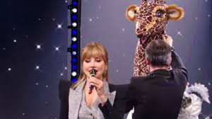 Katia ricciarelli, ospite in collegamento da casa sua, nella puntata di domenica in del 28 marzo infatti, la conduttrice spiega al pubblico di aver ricevuto diversi messaggi della cantante in cui. Il Cantante Mascherato Ecco Chi Sono La Giraffa E Tigre Azzurra I Nomi