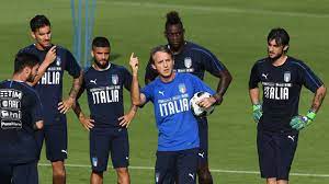 De italië voetbalshirts staan deze jaar geheel in het teken van de renaissance. Flamboyante Mancini Moet Het Italiaanse Elftal Uit Het Slop Trekken Nos