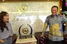 Nama anggota komisi iii dpr dari. Lihat Lihat Ruangan Ketua Mpr Ri Bambang Soesatyo Ayu Ting Ting Kaget Dan Bingung Lihat Banyak Binatang Yang Diawetkan Grid Id