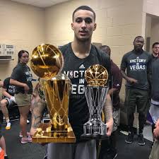 D'angelo russell, jordan clarkson, ben simmons, kyle kuzma and blake griffin have all been linked to jenner in the past, with kuzma being the most recent to find his name in the tabloids because of. ð¢ð§ð­ð¨ ð­ð¡ðž ð•žð•'ð•Ÿð•  ð¯ðžð«ð¬ðž On Twitter Kyle Kuzma Wins Finals Mvp Your Third Recent Meme Is Your Reaction Https T Co Xevo2rlynp Twitter