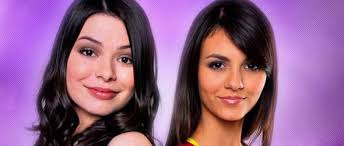 Die jährige carly, ihr bruder spencer, freundin sam und technikliebhaber freddy entwickeln eine alberne webshow mit dem namen `icarly'. Nickelodeon Zeigt Crossover Von Icarly Und Victorious