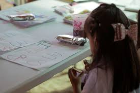 El chapo's wife, emma coronel aispuro , has been in headlines recently, due to her nearly constant presence in the. Children Of Mexican Former Drug Lord El Chapo Build Makeshift School For The Poor World News Us News