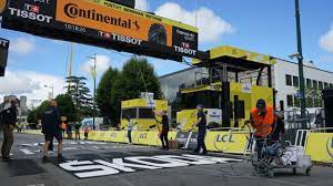 Le belge, lancé par le maillot jaune mathieu van der poel en personne, remporte sa deuxième victoire d. Videos Pontivy Ville Arrivee De La 3e Etape En Mode Tour De France Pontivy Journal