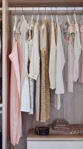 Vinaigre blanc, citron, bicarbonate de soude, voici 4 astuces pour retrouver l'éclat du pour redonner tout leur éclat à vos vêtements ou votre linge de maison, utilisez du vinaigre blanc à la place de l'adoucisseur. Mettre Quelques Gouttes D Huile Essentielle