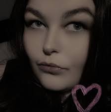 Can anyone else see what I can see or am I just going crazy 😅🤣