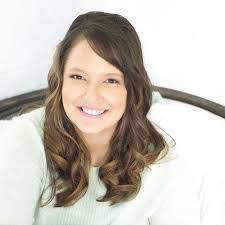 Lara Hansen's Instagram, Twitter & Facebook