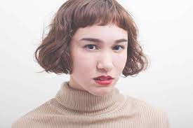 地毛のくせとパーマをミックスさせたショートボブスタイル bob haircatalog jp ヘアカタログ jp つぎのわたし選び ショートのヘアスタイル ヘアスタイリング ショートボブ
