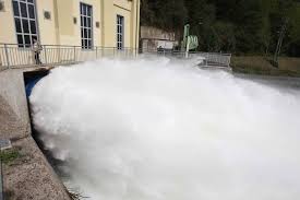 Am pegel trier sei die meldehöhe von sechs metern am mittwochabend überschritten worden und der wasserstand steige. Kraftwerk Schwammenauel Den Grossen Stopsel Gezogen Kolnische Rundschau