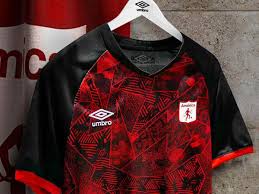 El nuevo escudo del club de fútbol américa de cali causó polémica este jueves en colombia porque sustituye a un emblemático diablo rojo que le identificó durante 40 años por una letra 'a. Detalles De La Nueva Camiseta De America De Cali