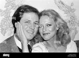 Cheryl Ladd, actrice américaine, qui joue Kris Munroe dans la série  télévisée Charlie's Angels, en photo avec son mari David à l'hôtel  Berkeley, Knightsbridge, Londres, 5th mai 1978. Elle est à Londres