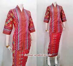 Dress batik menjadi salah satu jenis baju batik yang paling sering dikenakan saat acara pesta, karena memang dari segi tampilannya sendiri terlihat anggun dan elegan. 30 Model Baju Dress Batik Kalteng Model Baju Terbaru Dan Update 2019 2020