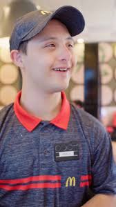 💚❤️💛 Marco Barrientos es parte de McDonald’s desde hace dos años y medio.  Siempre recibe a los invitados con una gran sonrisa y disfruta preparando  sus productos favoritos: los Derretidos y Batidos. , ...