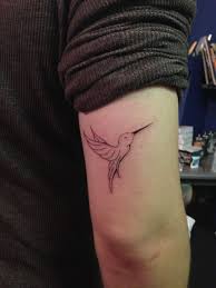 Tattoos that utilise birds of any type at the centre of their design have gained a lot of preference because they incorporate … Pin By Alyce á¸ƒarrick On Permenant Ink Tattoos Simple Tattoos Hummingbird Tattoo Outline