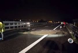 Łączy mediolan z neapolem przez bolonię, florencję i rzym. Una Voragine Di Una Decina Di Metri Si E Aperta Sull Autostrada A21 Torino Piacenza A Causa Del Maltempo