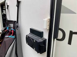 Gerade für garage, die nicht an das stromnetz angeschlossen sind, ist das eine gute alternative. Alarmanlage Von Thitronik Im Wohnmobil Und Wohnwagen Camper Help