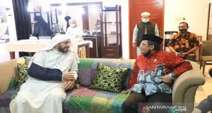 Nabi muhammad menjadi anak yatim piatu ketika ia berumur 6 tahun, ibunya (siti aminah) meninggal ketika perjalanan pulang dari kota madinah. Syekh Ali Jaber Meninggal Mahfud Md Beliau Memanggil Saya Guru Atau Ayah Jpnn Com