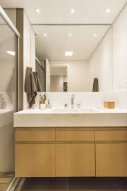 Banheiro Com Piso De Porcelanato Marrom Espelho Na Parede Tampo Com Cuba Esculpida Em Marmore Branco Pigues E Pa Parede Com Espelho Marmore Branco Interiores