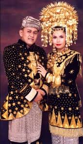 Semua baju adat ini memiliki pola tenunan yang memiliki kesan mewah karena menggunakan benang emas. Pakaian Adat Minangkabau Serta Gambar Dan Maknanya
