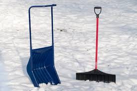 Snow scoops and roof rakes are safer, faster and easier to use than snow shovels true temper 1680000 size 12 grain hog scoop by ames true temper. The Best Snow Shovel For 2021 Reviews By Wirecutter