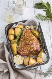 Ajouter un peu d'huile par dessus, ainsi que le thym et le romarin. Gigot D Agneau Miel Et Moutarde Recette D Agneau Facile