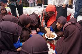 Harga baju sarimbit hujan series untuk anak rp 200.000, wanita rp 220.000 dan pria rp 250.000. Ketika Menteri Susi Bagikan Lauk Ikan Untuk Santri Ponpes Darussalam