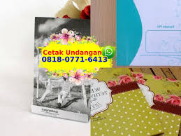Layaknya undangan pernikahan dalam bahasa indonesia, undangan dalam bahasa inggris (wedding invitation) juga secara garis besar memuat hal yang sama. Contoh Kartu Undangan Ulang Tahun Dlm Bahasa Inggris 0818 0771 6413 Whatsapp Undangan Undangan Pernikahan Pernikahan Emas