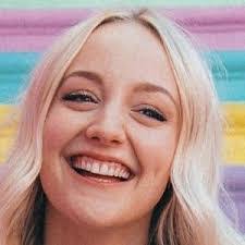 Kelli Born's Instagram, Twitter & Facebook