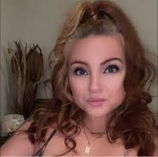 Candice Lang's Instagram, Twitter & Facebook