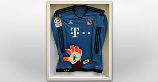 Rückseite mit fcb schriftzug und spielernummer. Manuel Neuer United Charity Auktionen Fur Kinder In Not