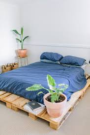 Pallets made queen size beds can also be painted with beautiful colors to make them according to theme and color scheme of bedroom. Diy Pallet Bed Collective Gen