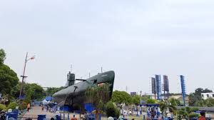 Monumen kapal selam atau lebih dikenal dengan nama monkasel terletak di pusat surabaya, tepatnya di jalan pemuda no. Monumen Kapal Selam Surabaya Arif Setiawan
