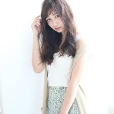 丸顔さんにおすすめ 前髪ありミディアムで叶える小顔ヘアスタイル特集 folk 小顔 ヘアスタイル 丸顔 前髪 ヘアスタイル