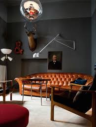 Masculine Interior Design With Black Grey Walls Leather Couch And Swing Arm Sconce Herrenzimmer Einrichten Herrenzimmer Wohn Design