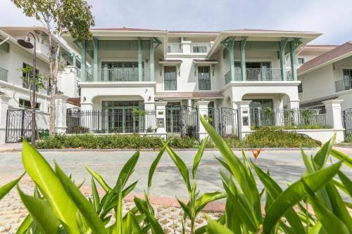 S-Solution Villa Phú Quốc mang đến không gian nghỉ dưỡng riêng tư, hiện đại, chỉ cách Bãi Khem khoảng 800 m.