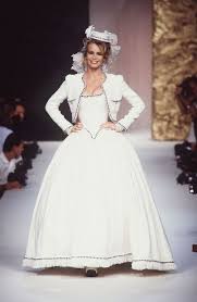 Sweetbelly kleider wurden und werden auch gerne von arabella kiesbauer, claudia schiffer, eva herzigova, pink, uva. Claudia Schiffer For Chanel Hc F W 1992 Couture Brautkleider Chanel Brautkleid Modestil