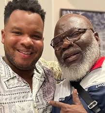 Congratulations! Tomorrow is October 21st. You discovered this pair of  angel wings and shared it, which will bring you good news.