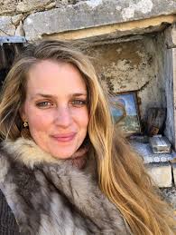 Under the Laurel Tree: On Marian Birthgiving