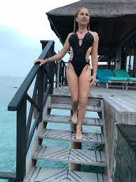 Mit ihrer blonden wallemähne und dem föhnpony könnte sich die millionärsgattin direkt in einen teeniefilm. Carmen Geiss In The Maldives I Don T Care About My Hair Facebook