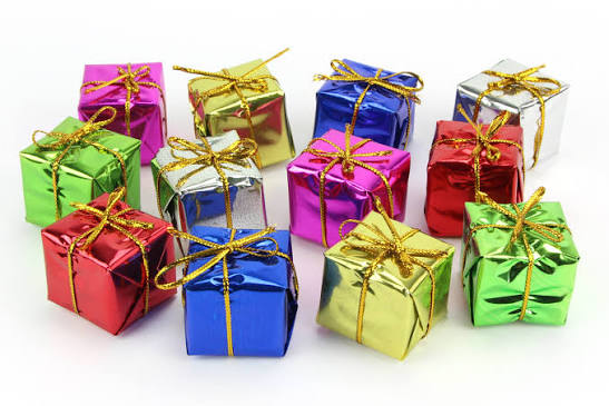 Mini cadeaux d&eacute;coratifs - 12 pi&egrave;ces - Petites d&eacute;corations de No&euml;l