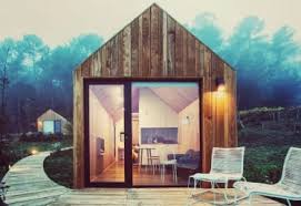 Casitas madera con alero frontal con pilares que hacen de terraza. 52 Bungalows Y Cabanas En Galicia Casasrurales Net