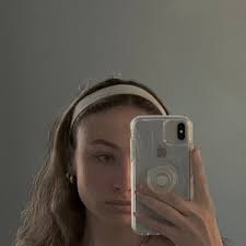 Anna Smutny (@annasmutt)