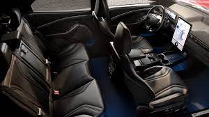 Profitez d'une accélération plus puissante et d'une conduite plus sportive grâce à sa transmission intégrale à double. Der Neue Ford Mustang Mach E Vollelektrisches Suv Ford De
